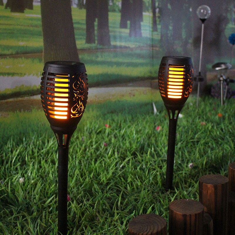 A luz cintilante da chama é a melhor escolha para decorar o seu próprio jardim