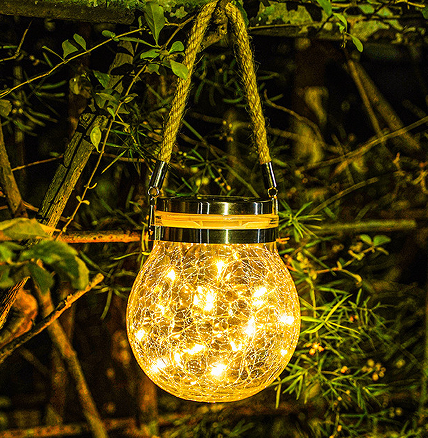 Faça bom uso de lâmpadas movidas a energia solar para criar um ambiente aconchegante e aconchegante na varanda.