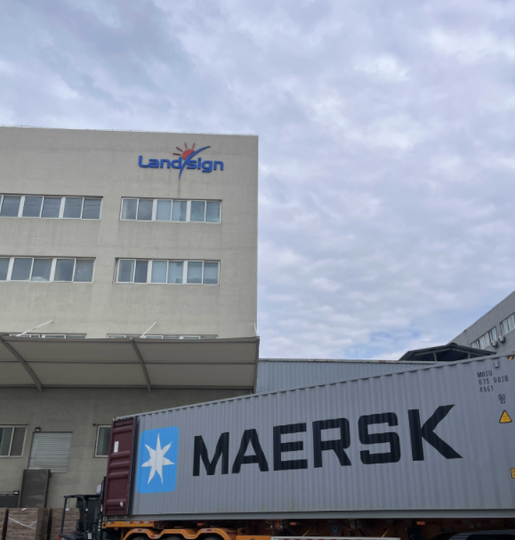 O carregamento e a remessa de contêineres no início da manhã começam em Landsign