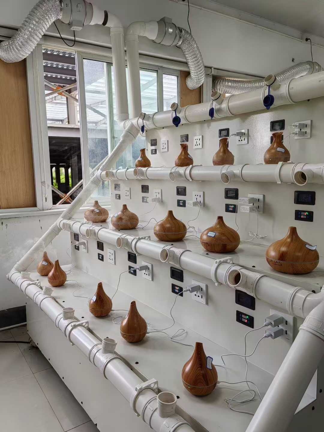 O teste de envelhecimento do difusor de aroma de madeira está em andamento