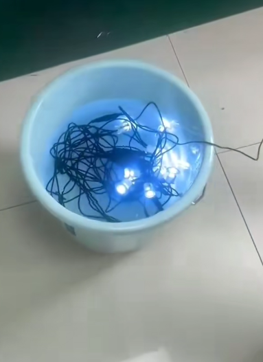 Lâmpadas de convés passam por testes à prova d'água submersas em água